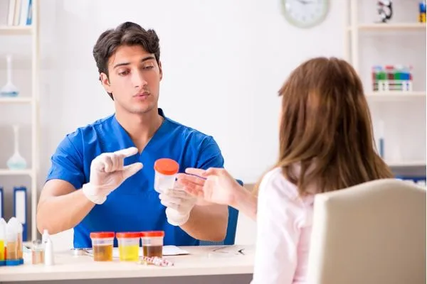 Nên đến khám bác sĩ khi có dấu hiệu nghi ngờ nhiễm trùng tiết niệu