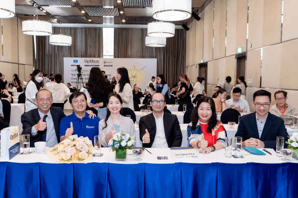 CEO PharmaDi Ngô Anh Ngọc (thứ 2 từ trái sang) cùng đại diện nhãn hàng và khách mời.