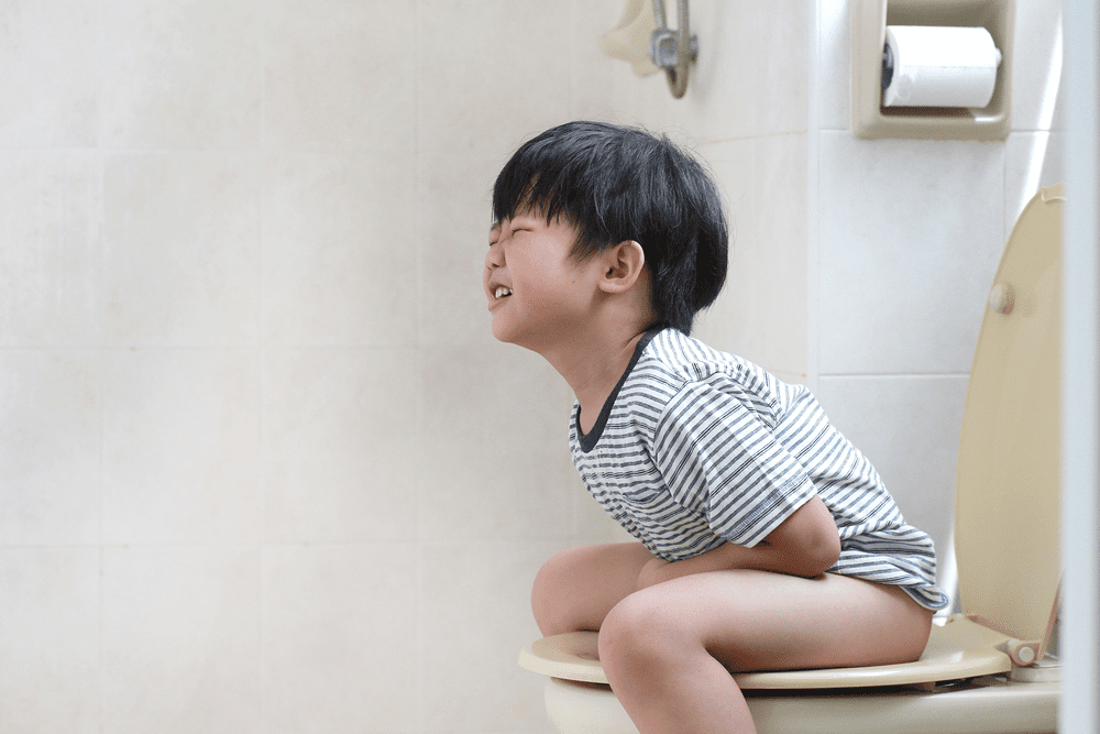 Tình trạng táo bón gây cảm giác đau khi trẻ đi vệ sinh