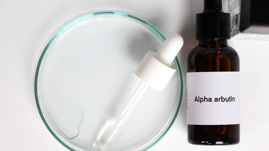 Arbutin là một dẫn xuất glycosid của hydroquinone, được chiết xuất từ quả việt quất