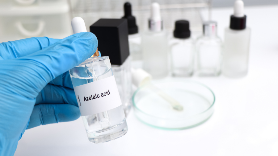 Axit azelaic có khả năng ức chế enzyme tyrosinase và giảm quá trình oxy hóa tế bào